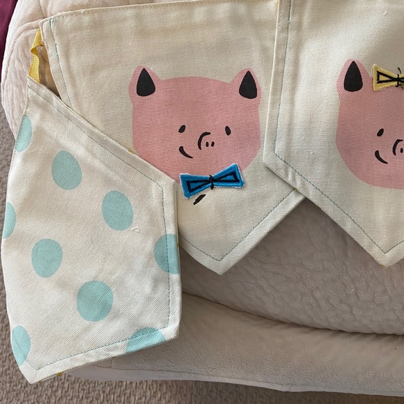 SALE‼️ Hallmark baby pig bunting nursery decor - Picture 2 of 6